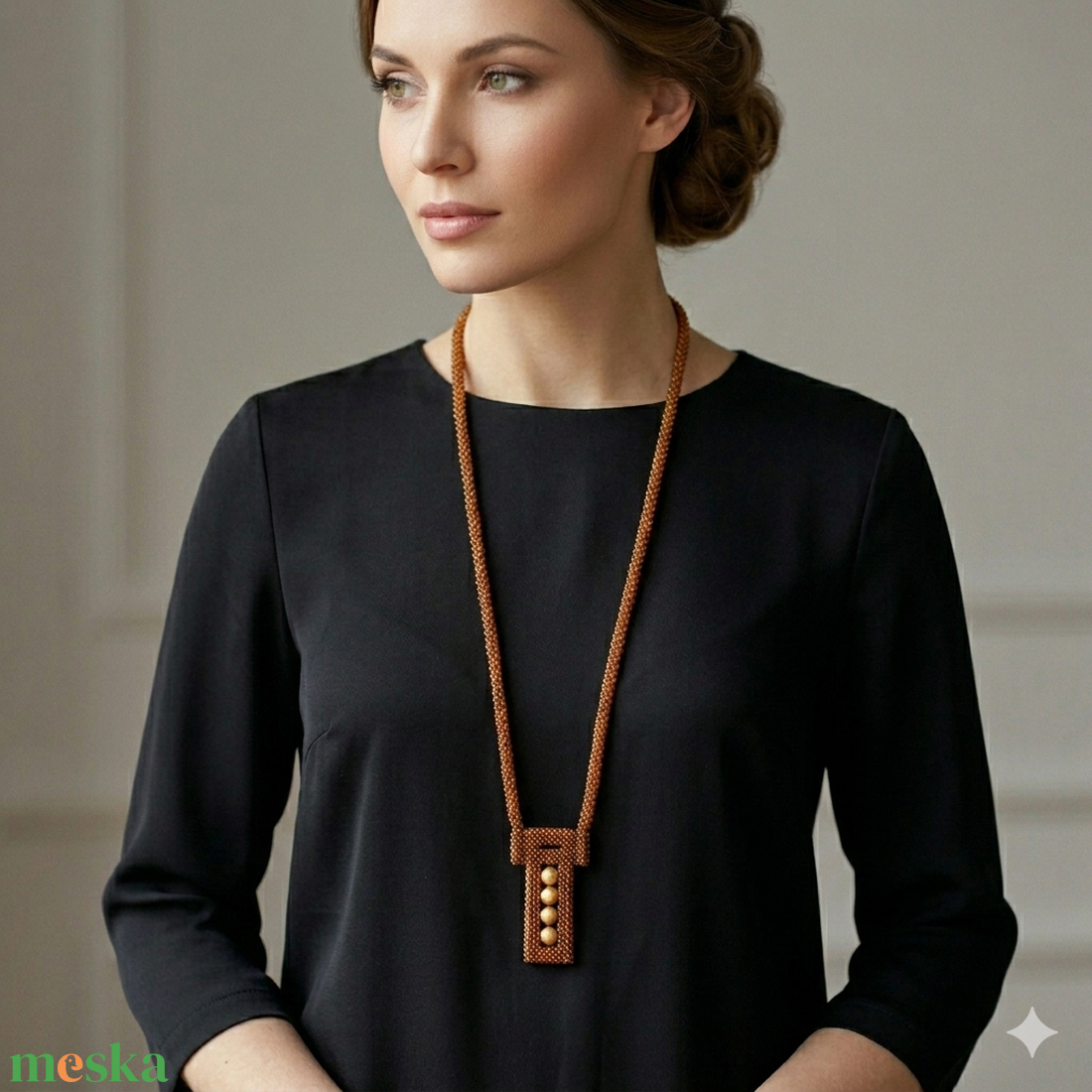 Hosszú barna fémmentes gyöngyfűzött nyaklánc arany teklagyönggyel - ékszer - nyaklánc - hosszú nyaklánc - Meska.hu