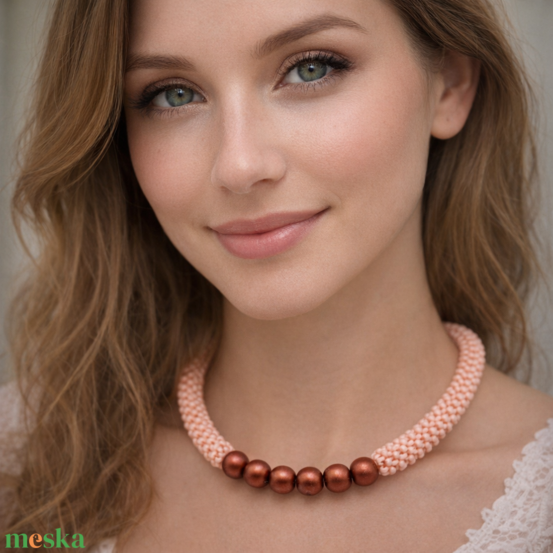 Beige gyöngyfűzött nyakék bronz teklagyönggyel - ékszer - nyaklánc - gyöngyös nyaklánc - Meska.hu