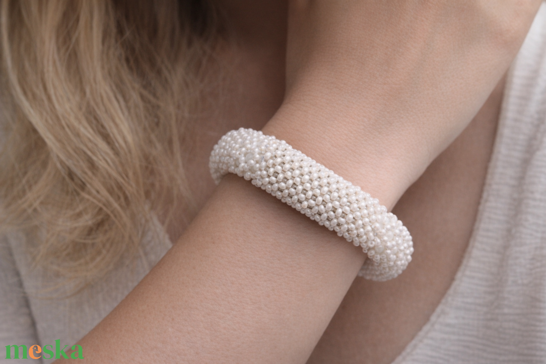 Fehér fémmentes gyöngyfűzött karperec teklagyönggyel - ékszer - karkötő - karperec - Meska.hu