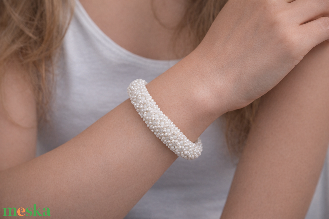 Fehér fémmentes gyöngyfűzött karperec teklagyönggyel - ékszer - karkötő - karperec - Meska.hu