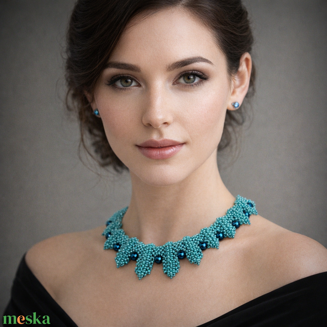 Türkiz fémmentes gyöngyfűzött nyakék pávakék teklagyönggyel - ékszer - nyaklánc - gyöngyös nyaklánc - Meska.hu