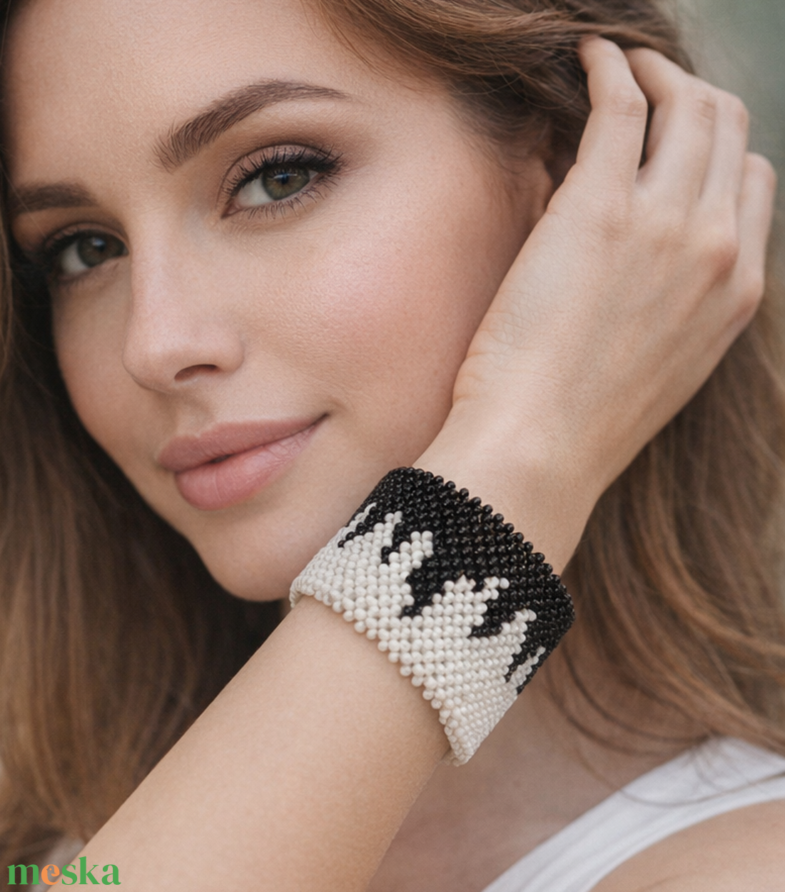Fekete - fehér gyöngyfűzött karkötő - ékszer - karkötő - széles karkötő - Meska.hu