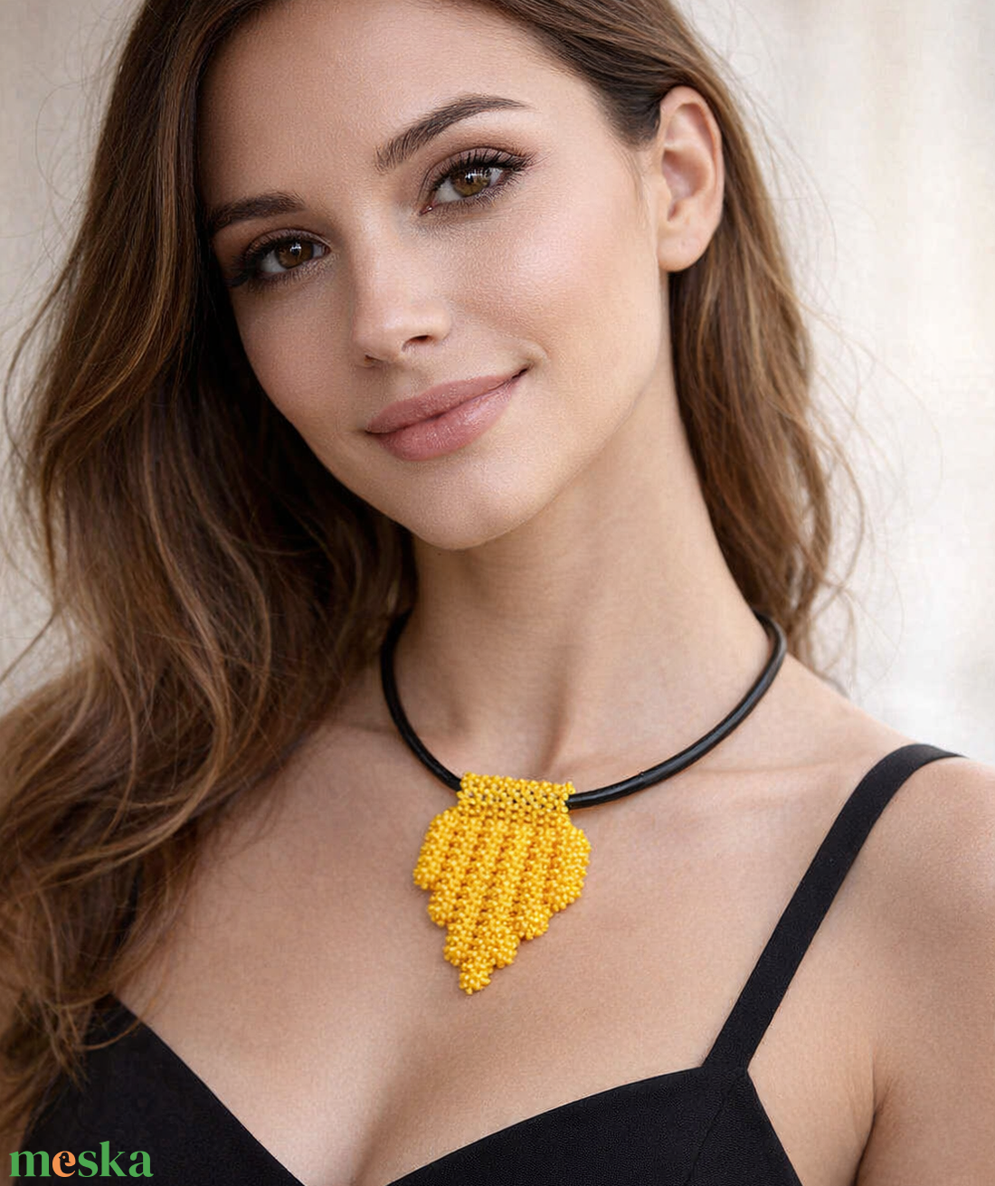 Sárga gyöngyfűzött medál fekete bőrszálon - ékszer - nyaklánc - medálos nyaklánc - Meska.hu