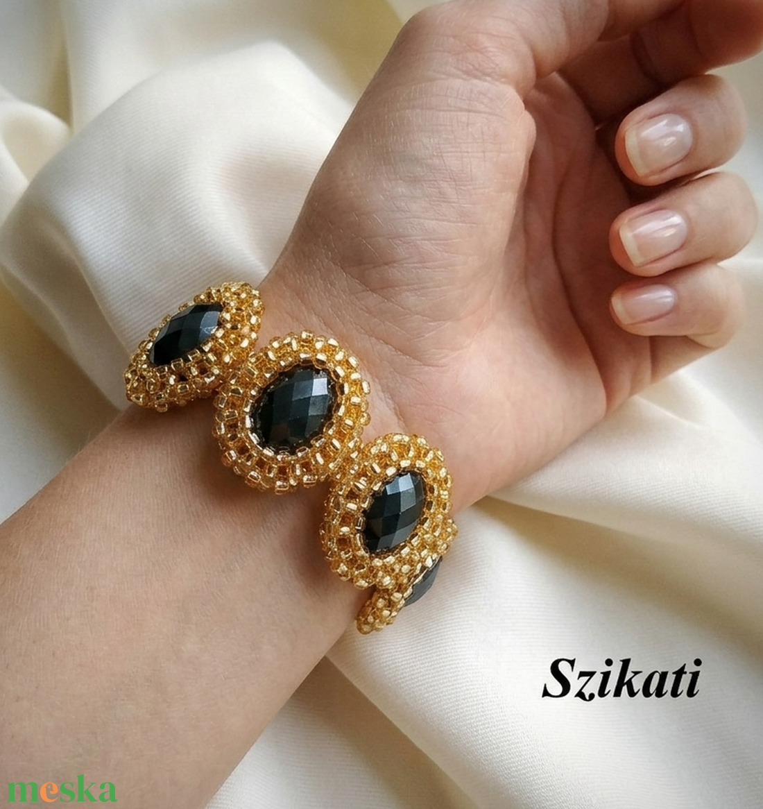 Elegáns arany fémmentes gyöngyfűzött karkötő - ékszer - karkötő - gyöngyös karkötő - Meska.hu