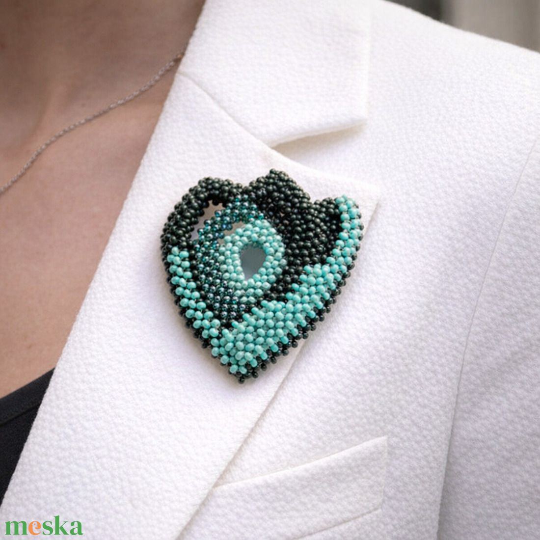 Zöld gyöngyfűzött kitűző - ékszer - kitűző és bross - Meska.hu