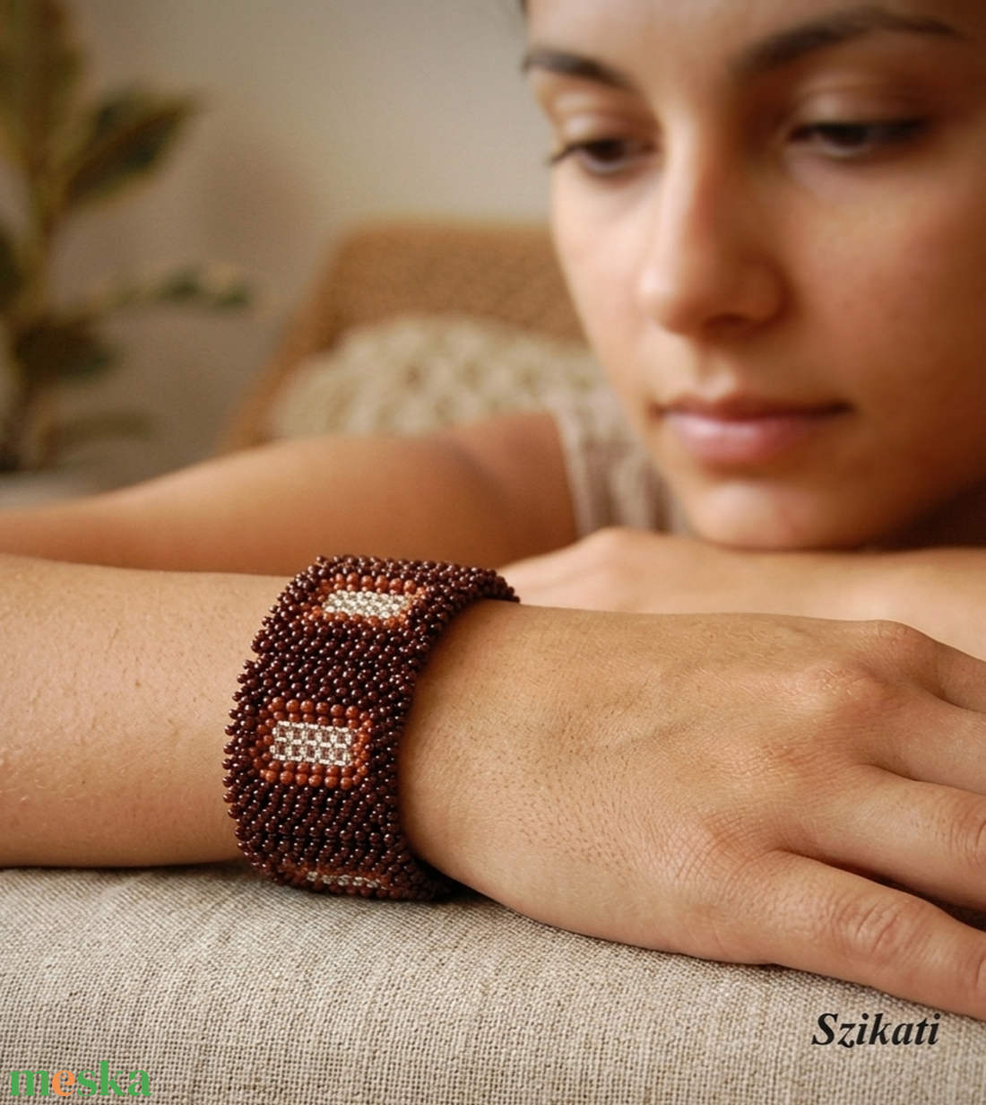 Barna széles gyöngyfűzött karkötő - ékszer - karkötő - széles karkötő - Meska.hu