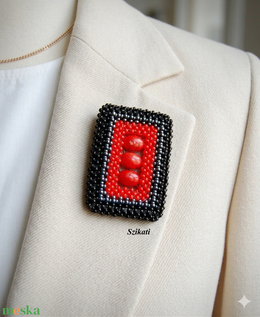 Piros - fekete gyöngyfűzött kitűző - ékszer - kitűző és bross - Meska.hu
