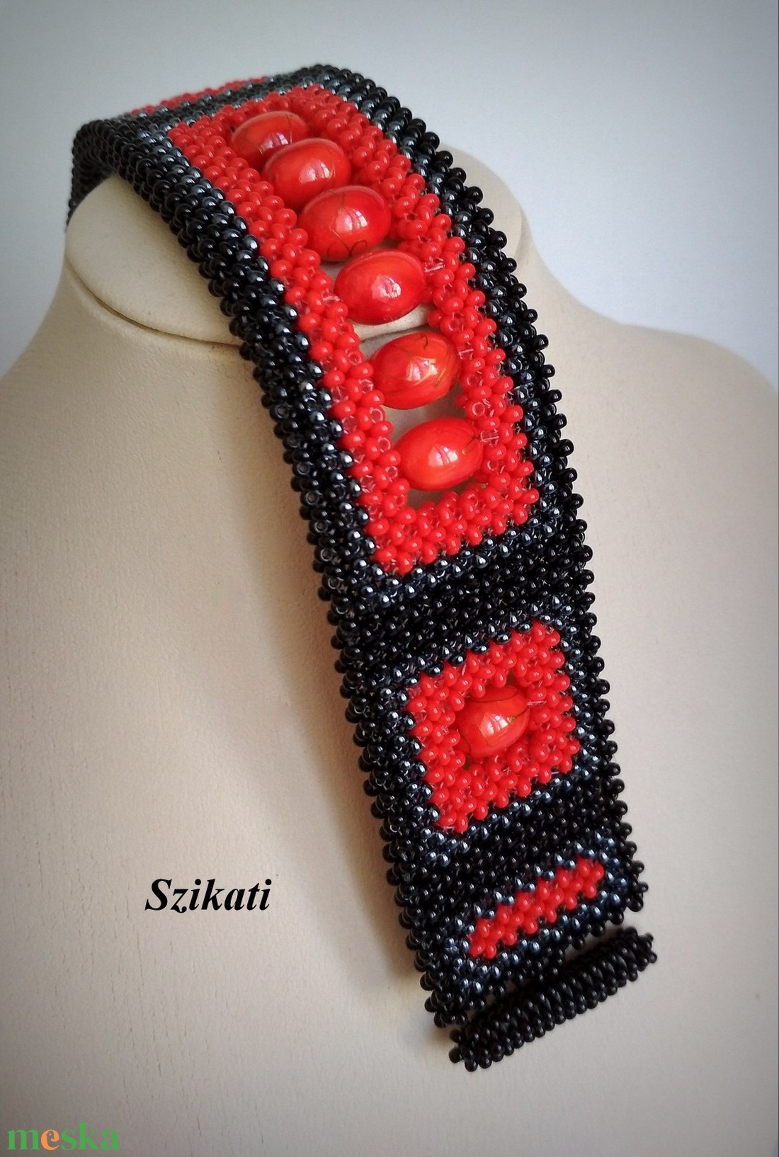 Piros - fekete fémmentes gyöngyfűzött karkötő - ékszer - karkötő - széles karkötő - Meska.hu