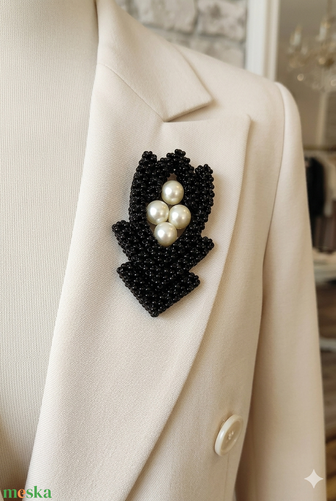 Fekete - gyöngyház gyöngyfűzött kitűző - ékszer - kitűző és bross - Meska.hu