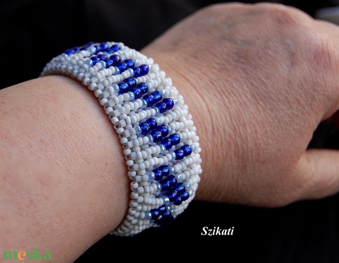 Kék - fehér gyöngyfűzött karkötő - ékszer - karkötő - gyöngyös karkötő - Meska.hu