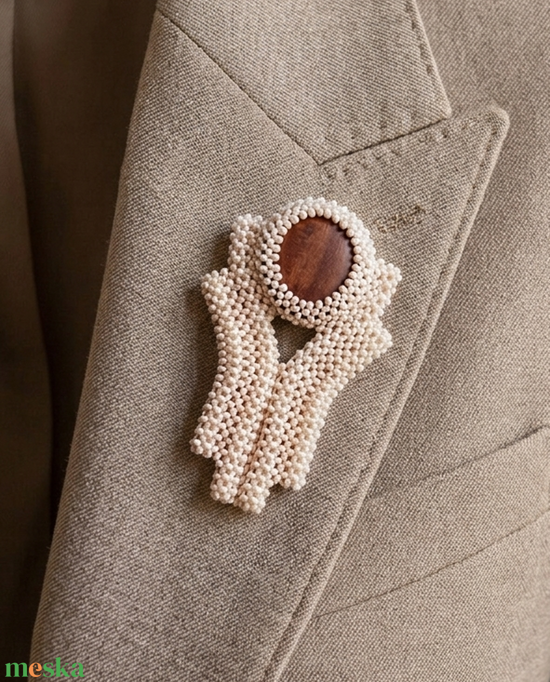 Beige barna gyöngyfűzött kitűző - ékszer - kitűző és bross - Meska.hu