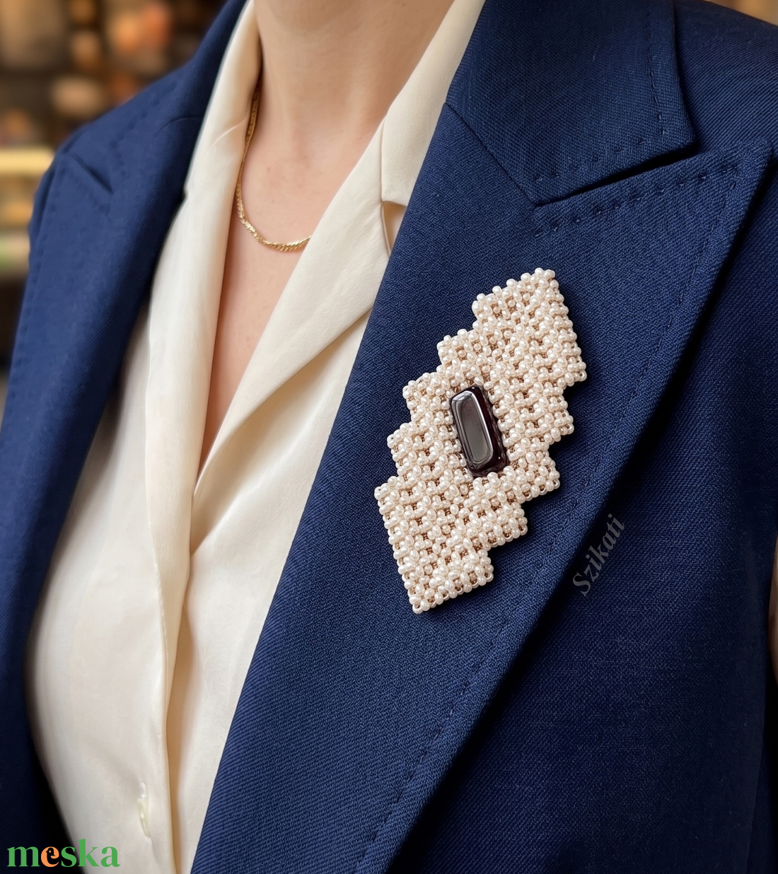 Beige gyöngyfűzött kitűző - ékszer - kitűző és bross - Meska.hu