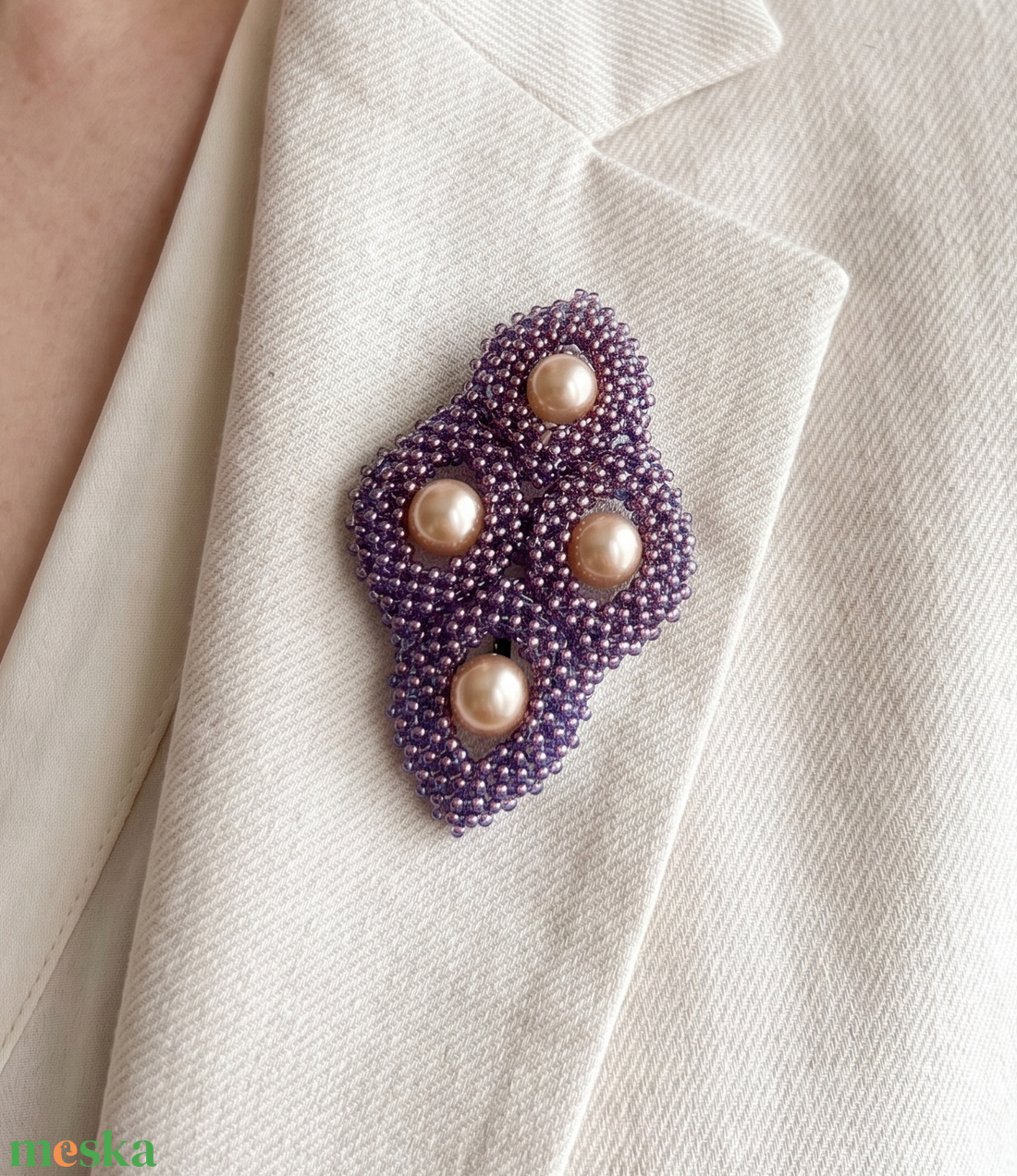 Lila gyöngyfűzött kitűző beige teklagyönggyel - ékszer - kitűző és bross - Meska.hu