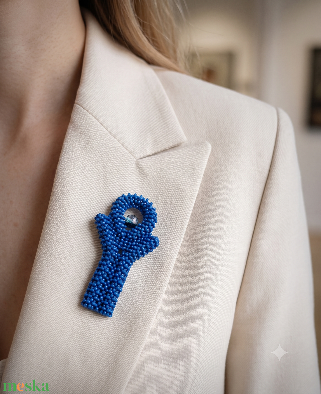 Kék gyöngyfűzött kitűző - ékszer - kitűző és bross - Meska.hu