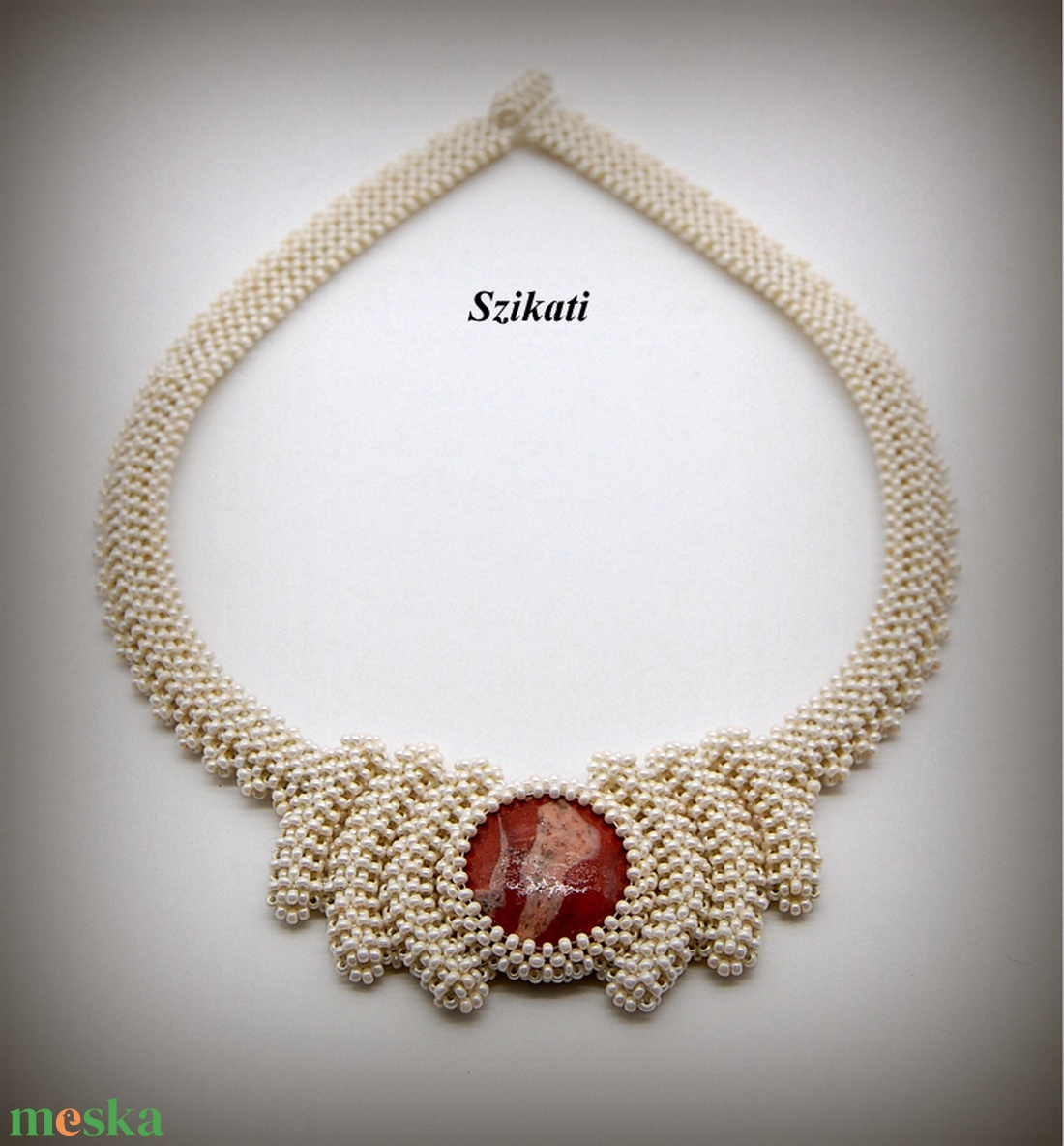 Beige fémmentes gyöngyfűzött nyakék - ékszer - nyaklánc - gyöngyös nyaklánc - Meska.hu