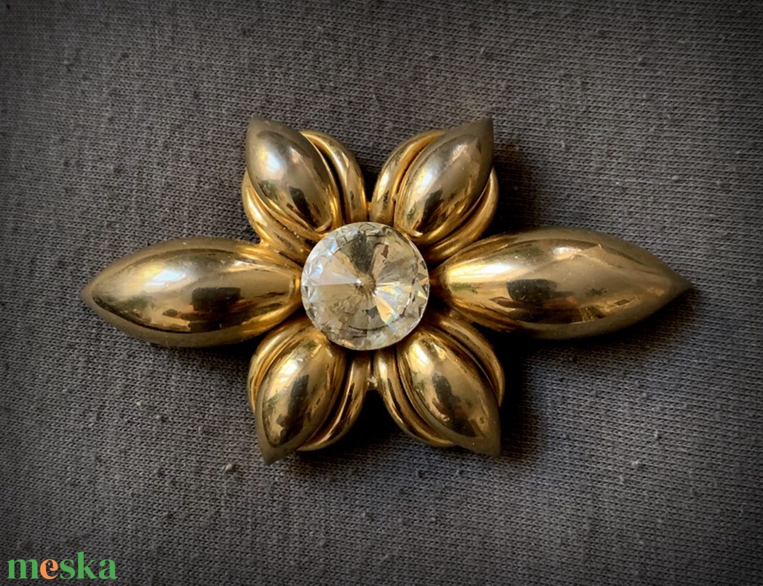 Vintage arany színű kitűző különleges alkalomra - ékszer - kitűző és bross - Meska.hu