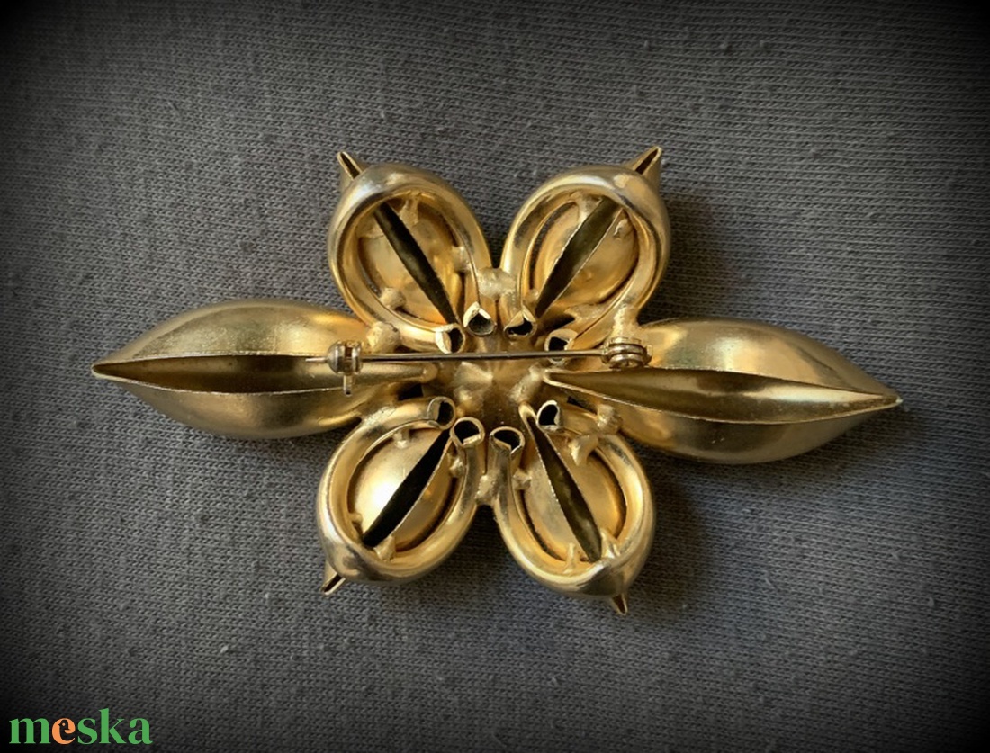 Vintage arany színű kitűző különleges alkalomra - ékszer - kitűző és bross - Meska.hu