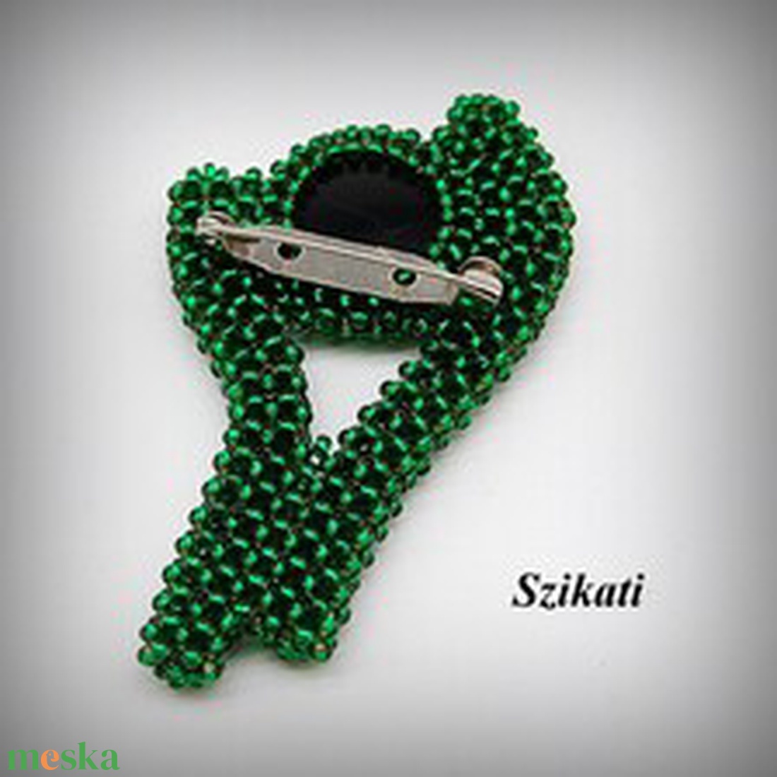 Sötétzöld - fekete gyöngyfűzött kitűző - ékszer - kitűző és bross - Meska.hu