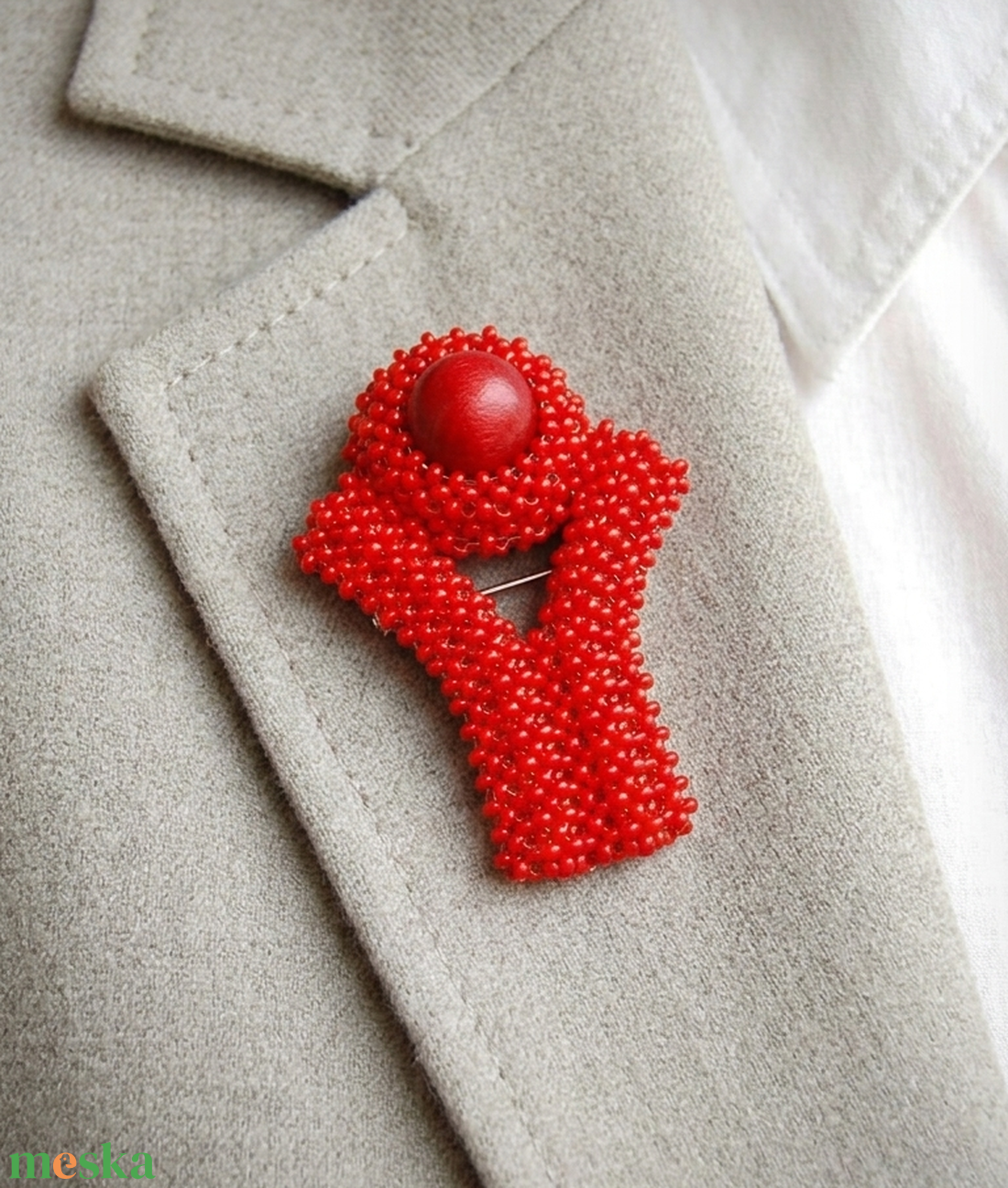 Piros gyöngyfűzött kitűző - ékszer - kitűző és bross - Meska.hu