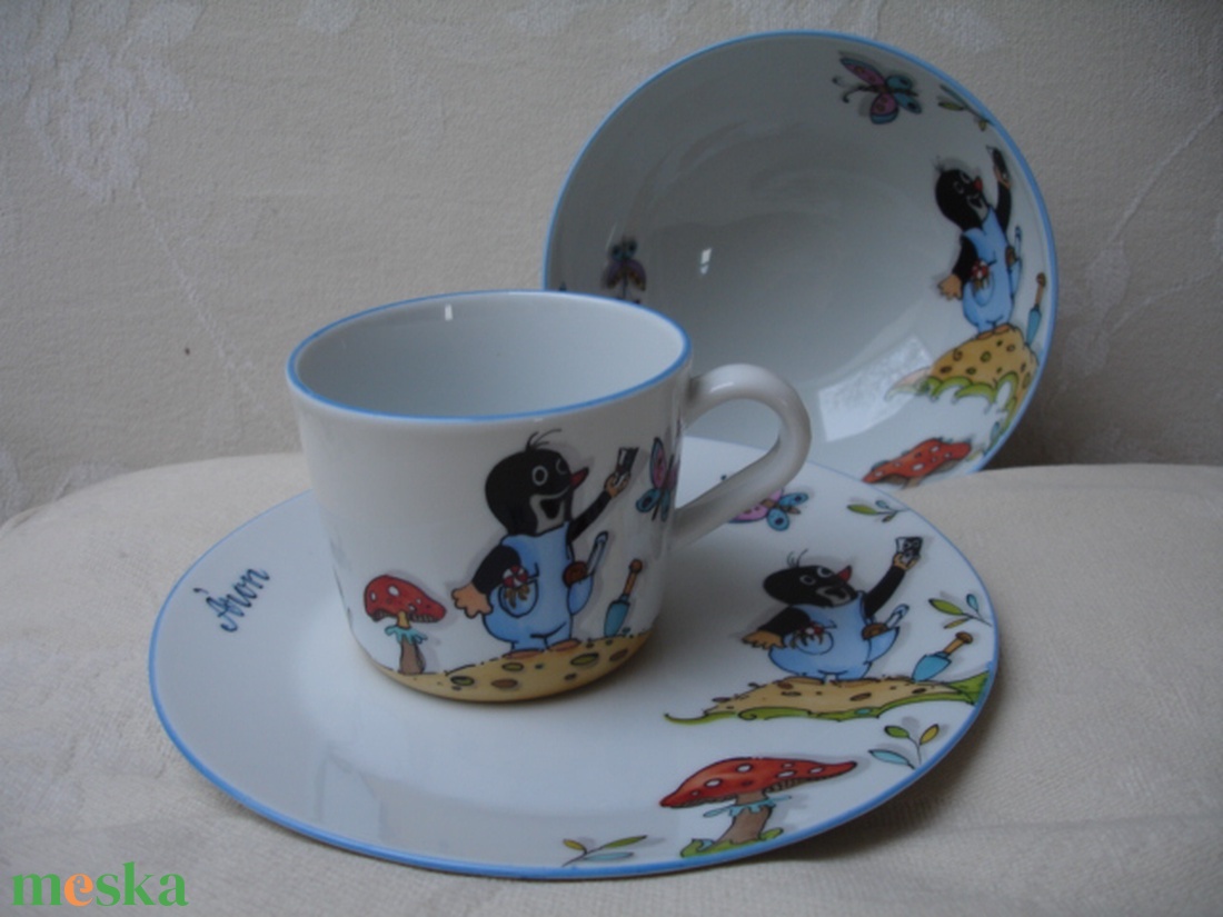 Gyermek porcelán étkészlet kisvakondos mintával, kézzel festett egyedi darab monogrammal - otthon & életmód - konyhafelszerelés, tálalás - tálalás - tányér & étkészlet - Meska.hu