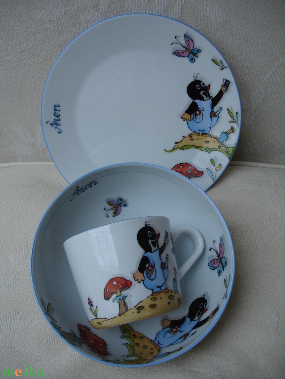 Gyermek porcelán étkészlet kisvakondos mintával, kézzel festett egyedi darab monogrammal - otthon & életmód - konyhafelszerelés, tálalás - tálalás - tányér & étkészlet - Meska.hu