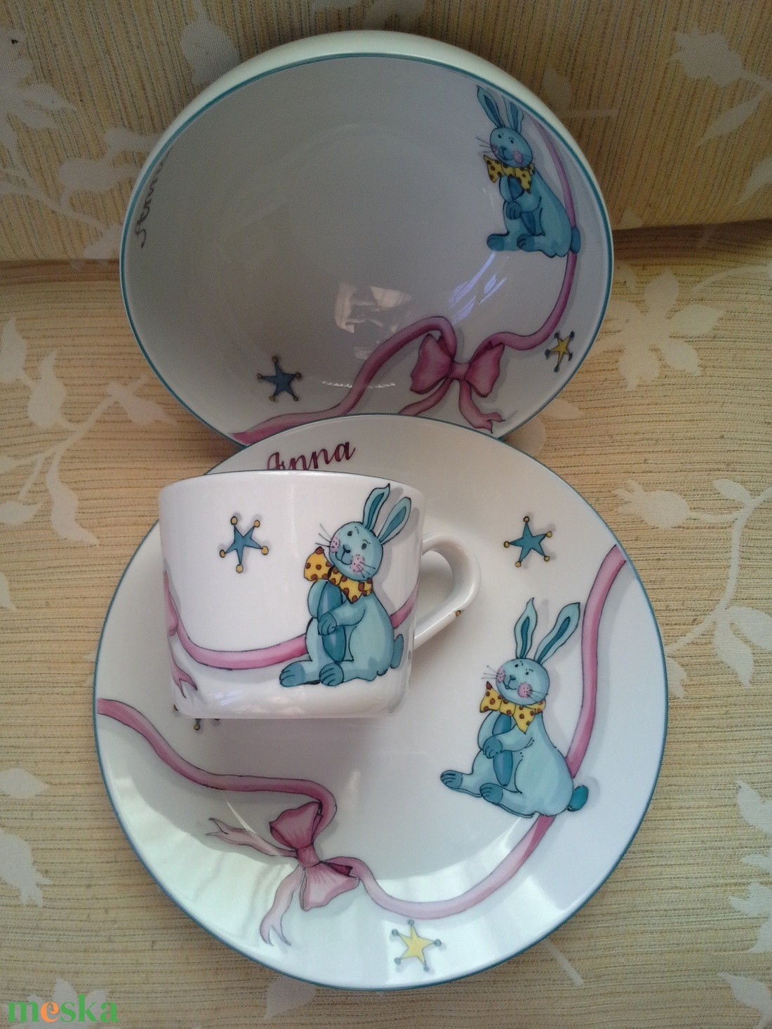 Nyuszis mintával festett porcelán gyermek étkészlet - otthon & életmód - konyhafelszerelés, tálalás - tálalás - bögre & csésze - Meska.hu Nyuszis mintával festett porcelán gyermek étkészlet - otthon & életmód - konyhafelszerelés, tálalás - tálalás - bögre & csésze - Meska.hu