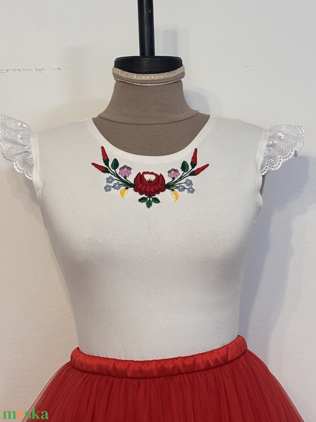 Hímzett body piros tüllszoknyával - esküvő - ruha - menyecske ruha - Meska.hu