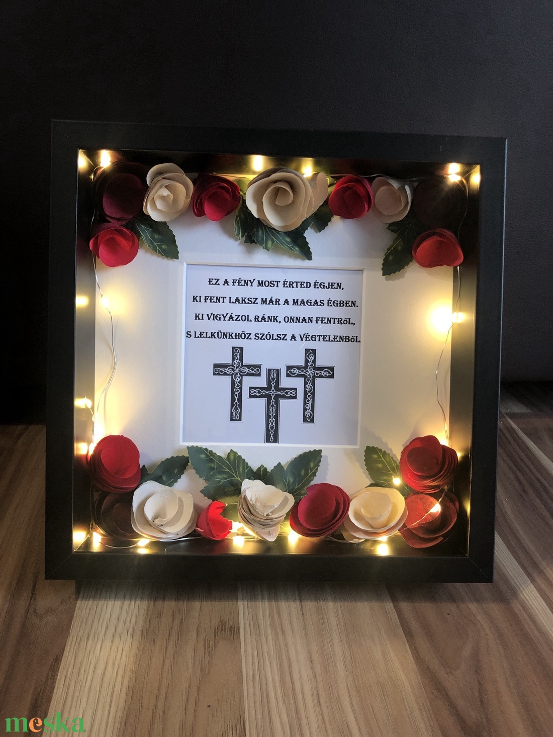Emlékbox LED-del háncsvirág díszítéssel - otthon & életmód - vallás - temetkezési tárgy - Meska.hu Emlékbox LED-del háncsvirág díszítéssel - otthon & életmód - vallás - temetkezési tárgy - Meska.hu