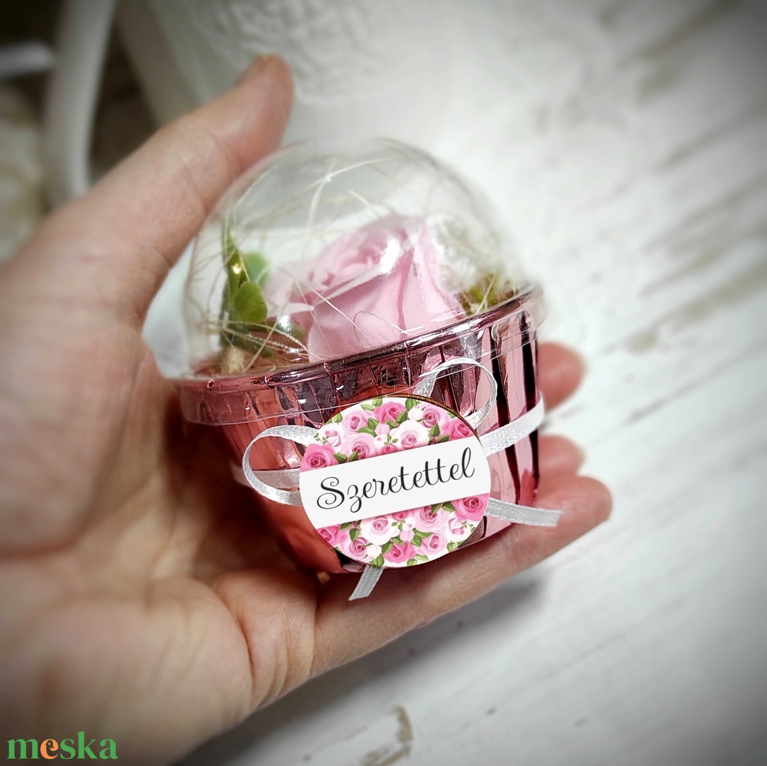 Szappanrózsás muffin Szeretettel - otthon & életmód - dekoráció - virágdísz és tartó - virágbox, virágdoboz - Meska.hu Szappanrózsás muffin Szeretettel - otthon & életmód - dekoráció - virágdísz és tartó - virágbox, virágdoboz - Meska.hu