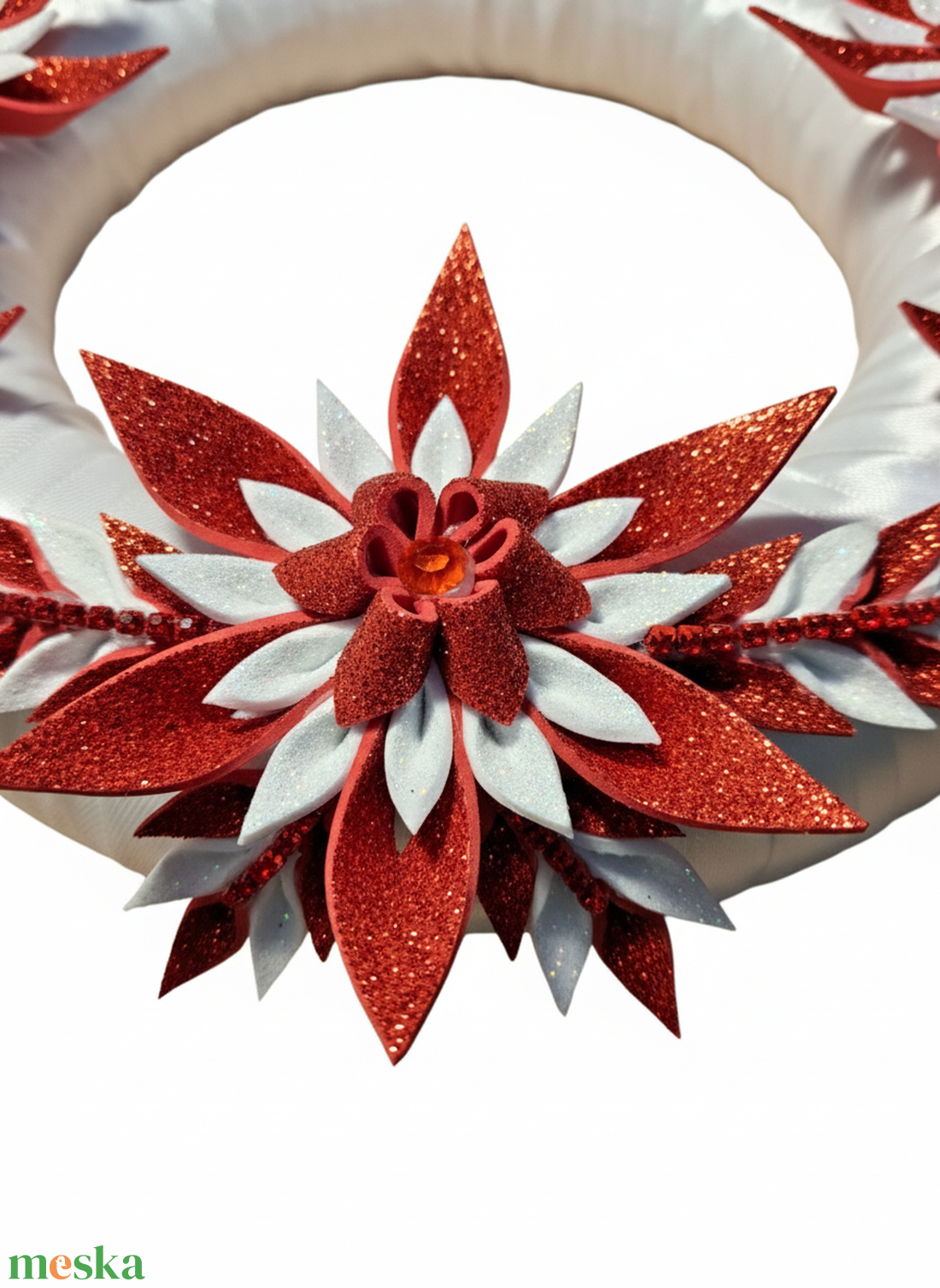 Adventi koszorú csillámos dekorgumi virágokkal, gyertyákkal.Fehér-piros - karácsony - adventi díszek - adventi koszorú - Meska.hu