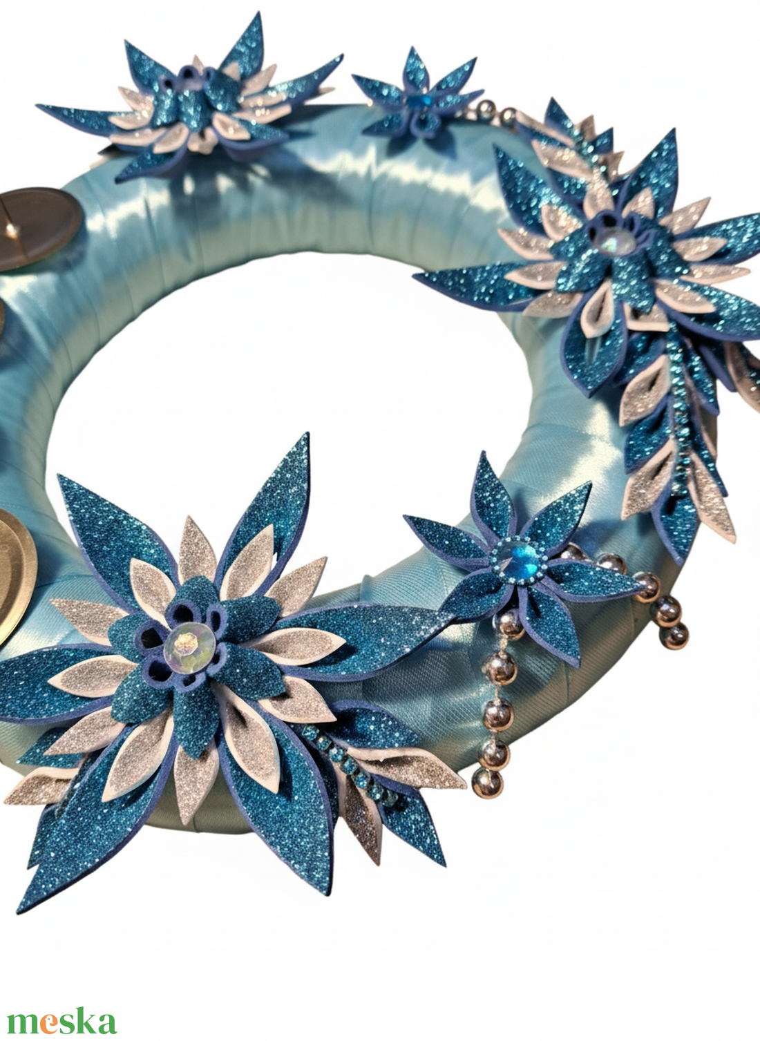 Adventi koszorú csillámos dekorgumi virágokkal, gyertyákkal. Kék-ezüst - karácsony - adventi díszek - adventi koszorú - Meska.hu