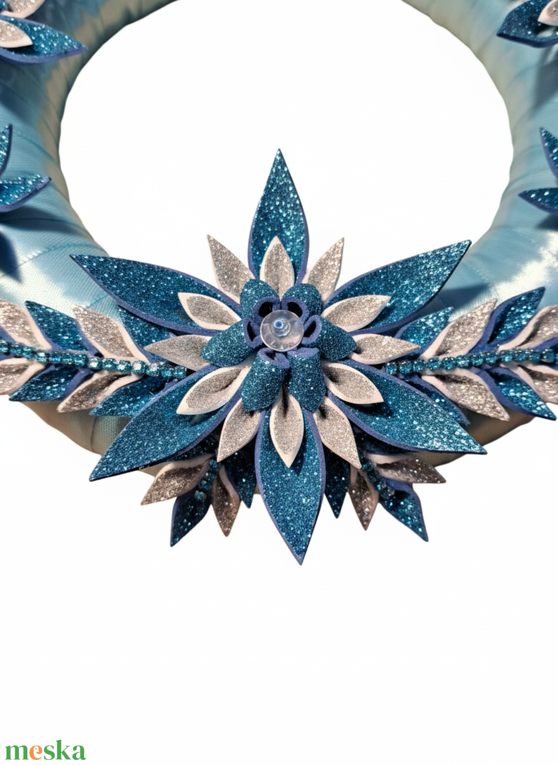 Adventi koszorú csillámos dekorgumi virágokkal, gyertyákkal. Kék-ezüst - karácsony - adventi díszek - adventi koszorú - Meska.hu