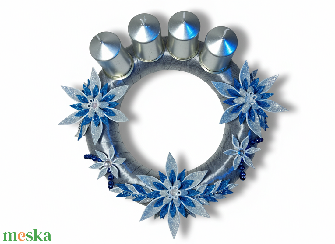 Adventi koszorú csillámos dekorgumi virágokkal, gyertyákkal. Ezüst-kék - karácsony - adventi díszek - adventi koszorú - Meska.hu
