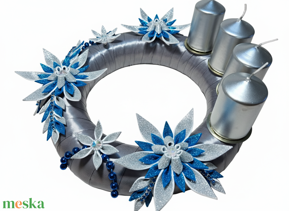 Adventi koszorú csillámos dekorgumi virágokkal, gyertyákkal. Ezüst-kék - karácsony - adventi díszek - adventi koszorú - Meska.hu