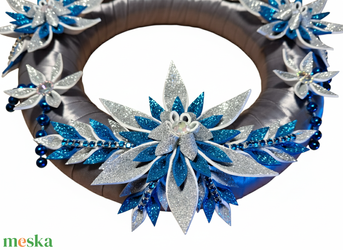 Adventi koszorú csillámos dekorgumi virágokkal, gyertyákkal. Ezüst-kék - karácsony - adventi díszek - adventi koszorú - Meska.hu
