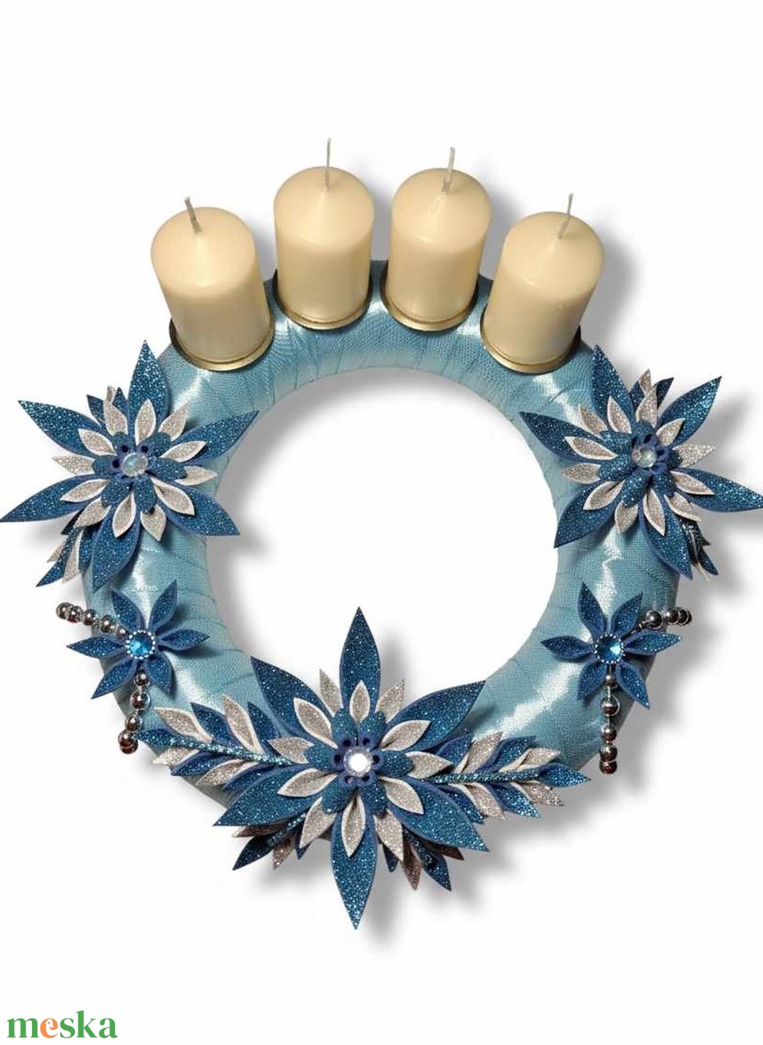 Adventi koszorú csillámos dekorgumi virágokkal, gyertyákkal. Kék-ezüst - karácsony - adventi díszek - adventi koszorú - Meska.hu
