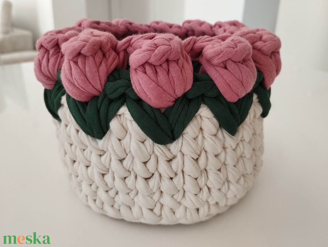 Horgolt tulipános tárolókosár  - otthon & életmód - tárolás & rendszerezés - tárolókosár - Meska.hu