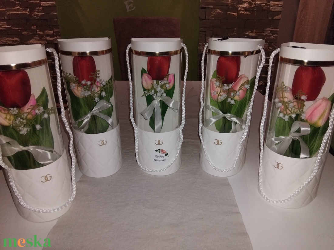 Tulipánok virágtáskában - Fehér - otthon & életmód - dekoráció - asztal és polc dekoráció - asztaldísz - Meska.hu Tulipánok virágtáskában - Fehér - otthon & életmód - dekoráció - asztal és polc dekoráció - asztaldísz - Meska.hu