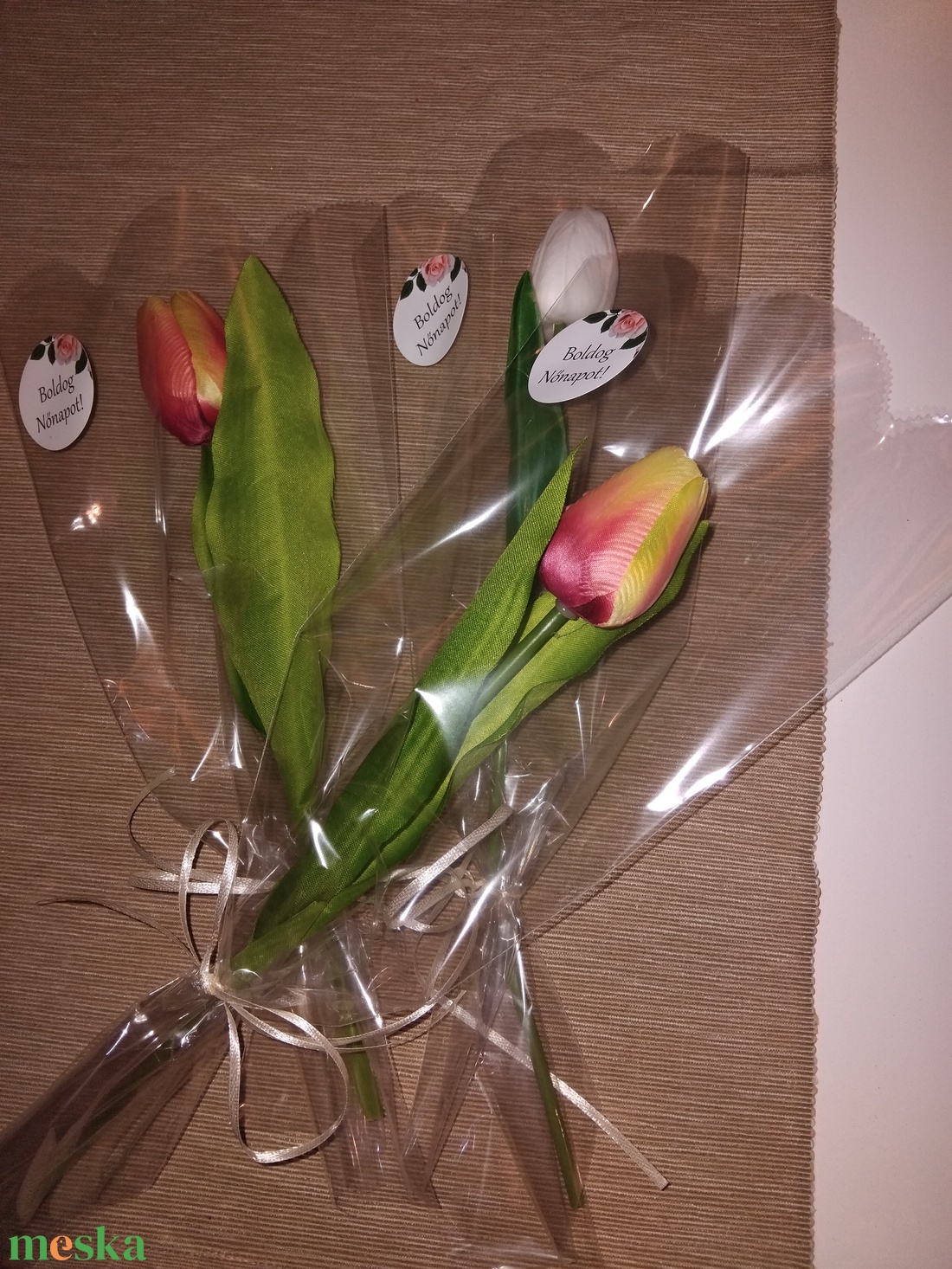 Szálas élethű tulipánok díszcsomagolásban - otthon & életmód - dekoráció - asztal és polc dekoráció - asztaldísz - Meska.hu