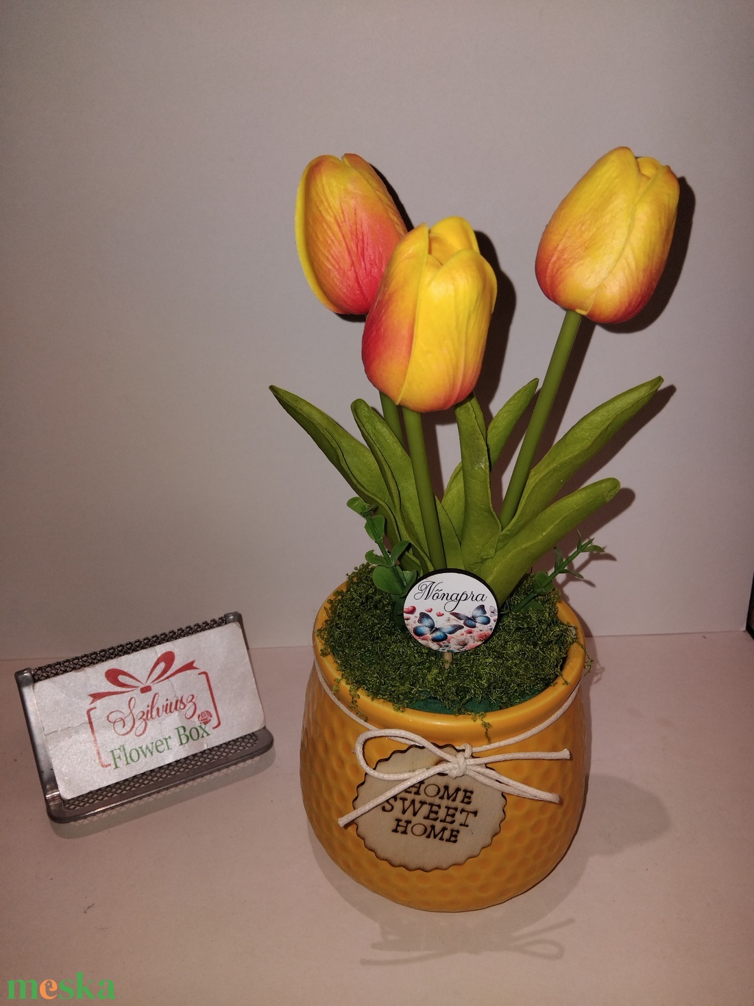 Narancssárga RealTouch tulipánok napsárga kaspóban - otthon & életmód - virágdekoráció - virágdíszek - virágdísz kaspóban - Meska.hu