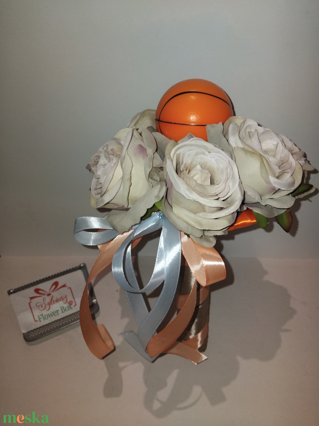 Ballagási csokor kosárlabdával - otthon & életmód - virágdekoráció - virágok - virágcsokor - Meska.hu