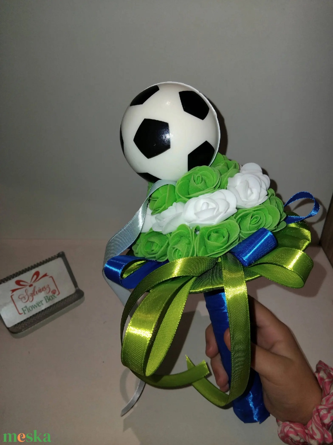 Ballagási csokor focilabdával - otthon & életmód - virágdekoráció - virágok - virágcsokor - Meska.hu