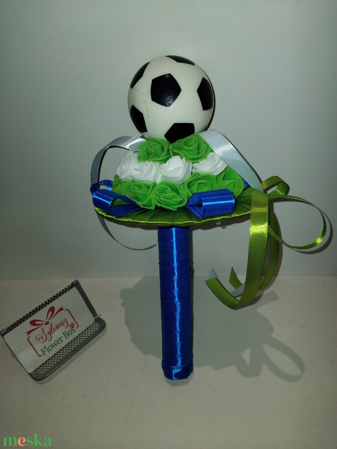 Ballagási csokor focilabdával - otthon & életmód - virágdekoráció - virágok - virágcsokor - Meska.hu