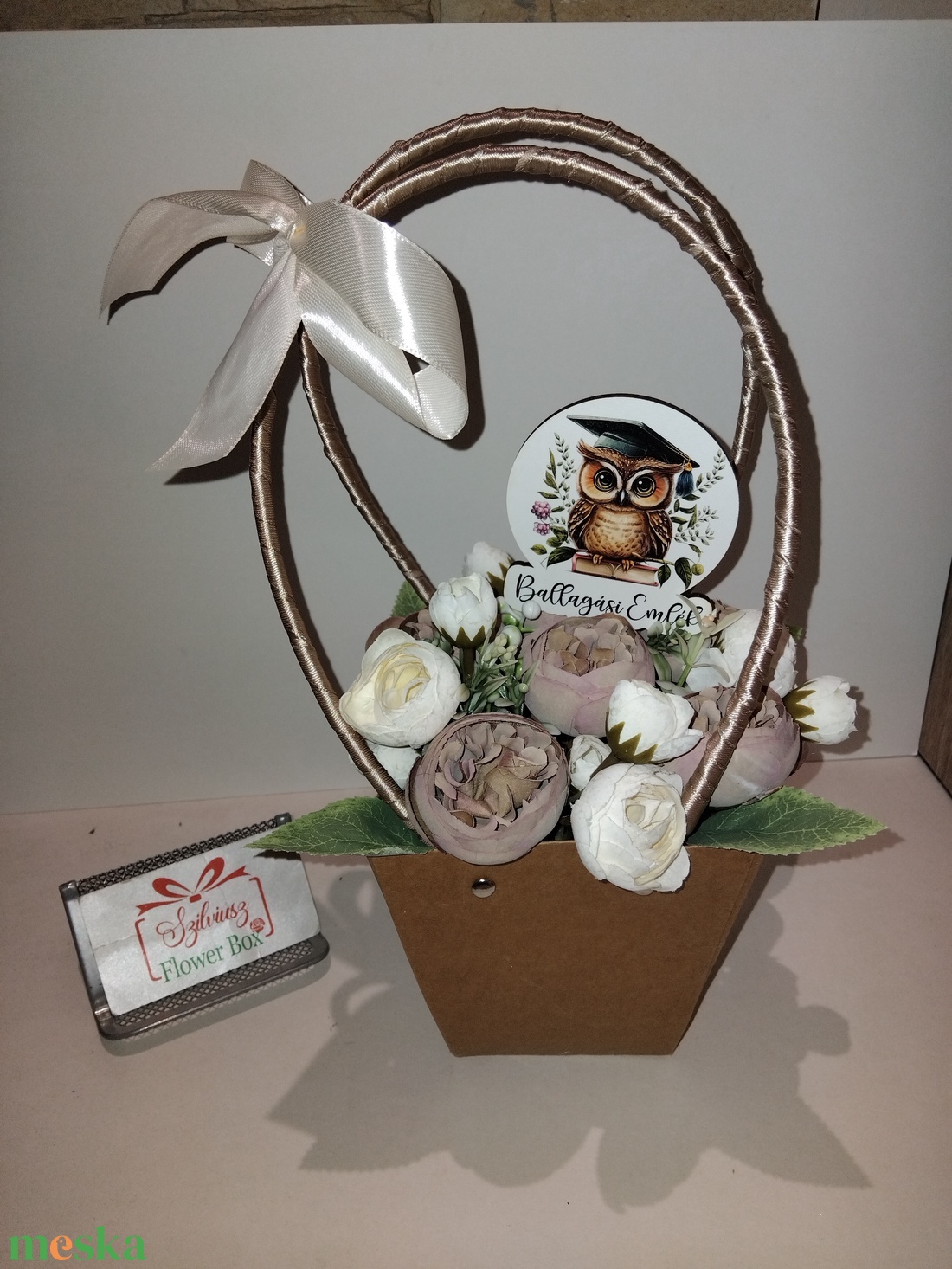 Barna-krém színű élethű virágok virágtáskában - otthon & életmód - virágdekoráció - virágok - virágcsokor - Meska.hu