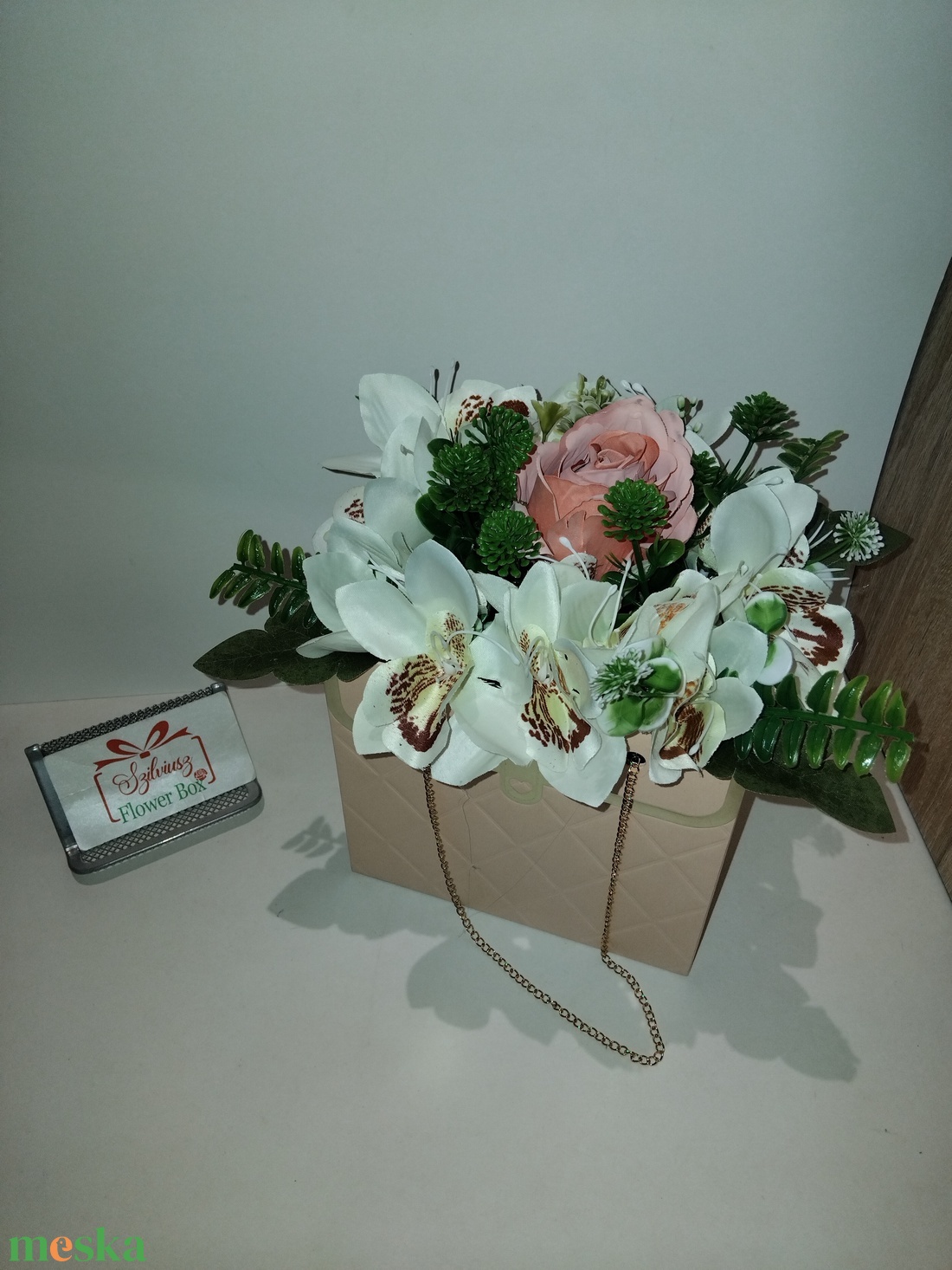 Élethű orchidea és rózsa elegáns virágtáskában - otthon & életmód - virágdekoráció - virágok - virágcsokor - Meska.hu