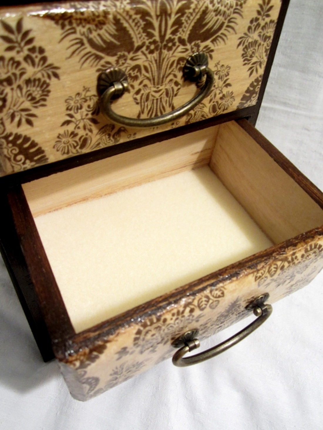 Barna komód antik fogantyúkkal és tükörrel - 3 fiókos szekrény - mmse74 részére -  - Meska.hu