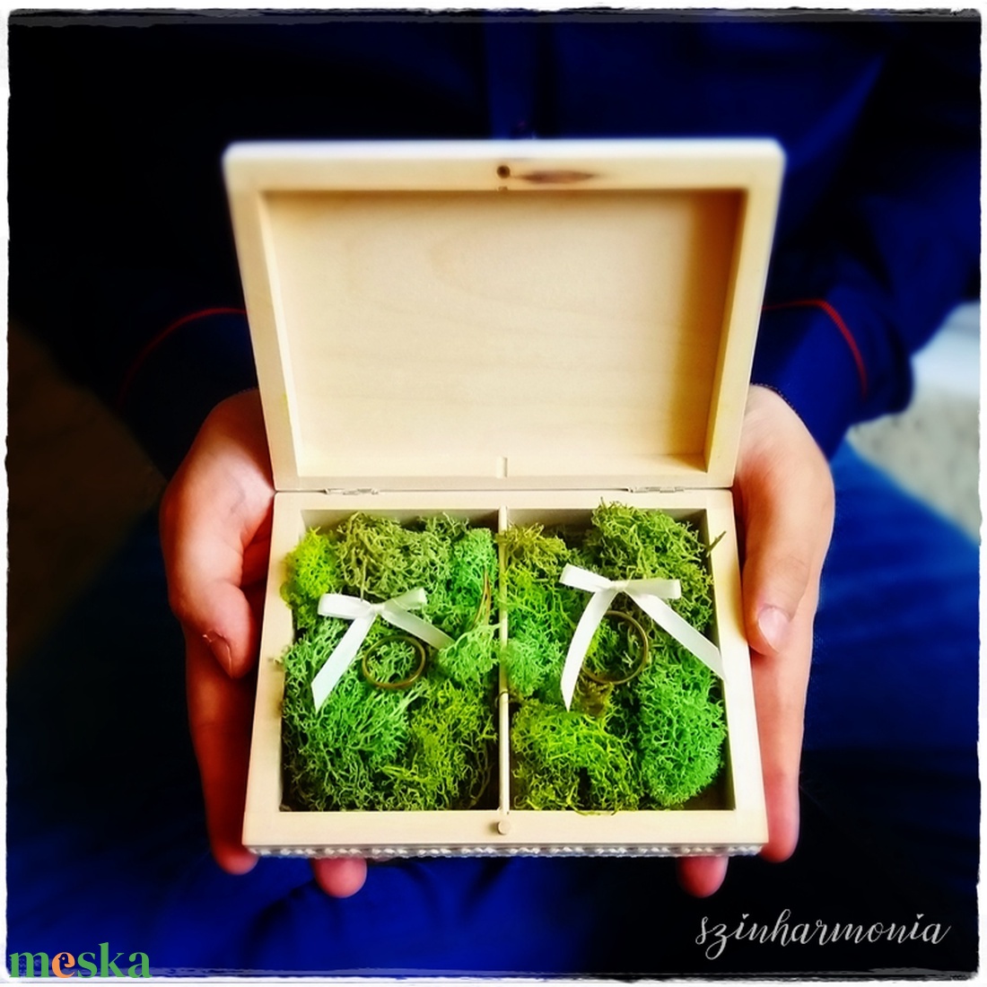 Fehér gyűrűtartó doboz mohaággyal (ládika, gyűrű, ékszer, ékszertartó, esküvő, lánykérés, eljegyzés, gyűrűpárna) - esküvő - kiegészítők - gyűrűtartó & gyűrűpárna - Meska.hu