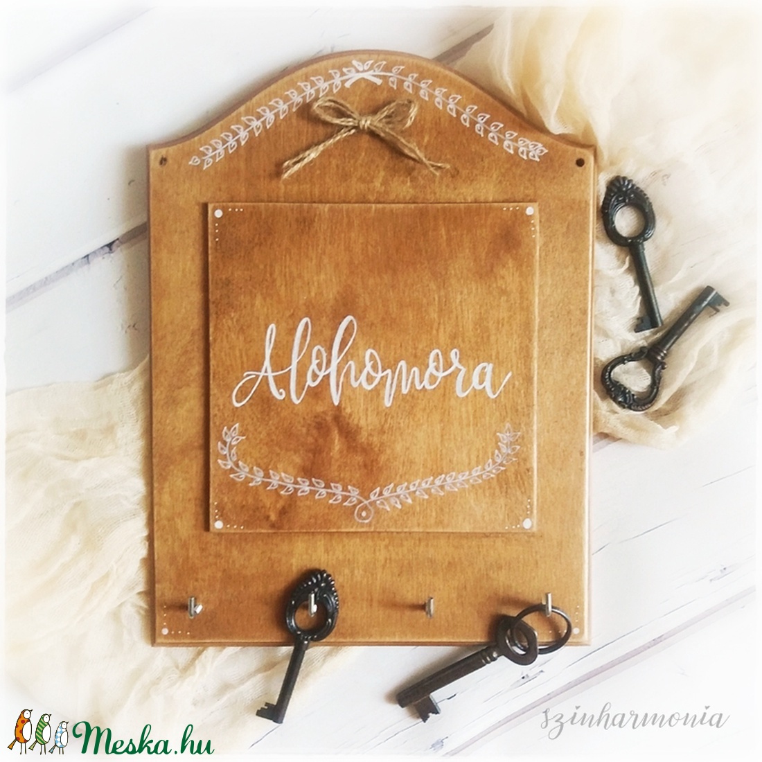 ALOHOMORA - fali kulcstartó tábla (kalligrafikus felirat, natúr) - otthon & életmód - bútor - Meska.hu ALOHOMORA - fali kulcstartó tábla (kalligrafikus felirat, natúr) - otthon & életmód - bútor - Meska.hu