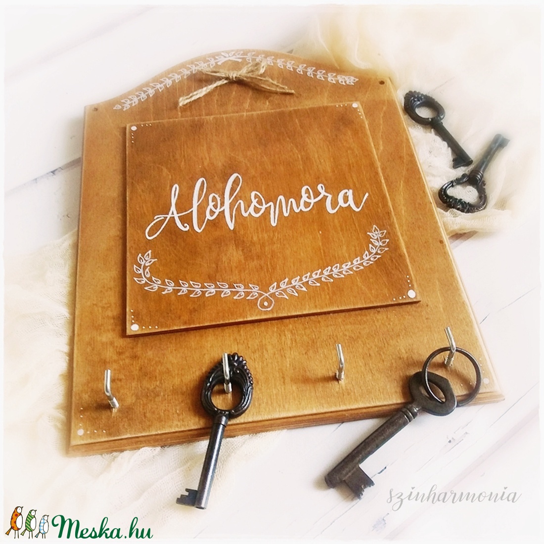 ALOHOMORA - fali kulcstartó tábla (kalligrafikus felirat, natúr) - otthon & életmód - bútor - Meska.hu ALOHOMORA - fali kulcstartó tábla (kalligrafikus felirat, natúr) - otthon & életmód - bútor - Meska.hu