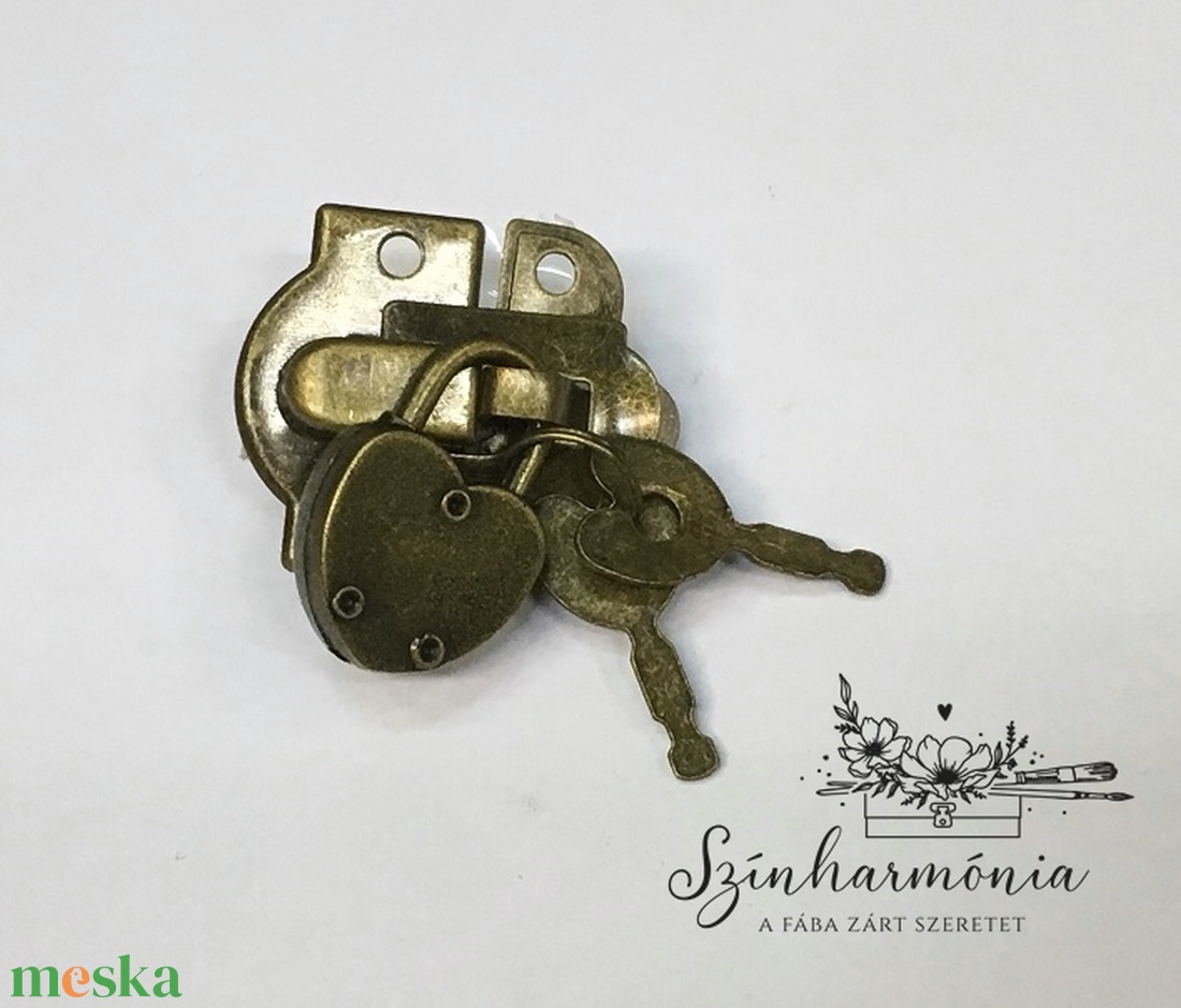 Szív alakú lakat dobozpánttal és csavarokkal (kulccsal zárható, antik) - kellékek & szerszámok - csat, karika, zár - Meska.hu Szív alakú lakat dobozpánttal és csavarokkal (kulccsal zárható, antik) - kellékek & szerszámok - csat, karika, zár - Meska.hu